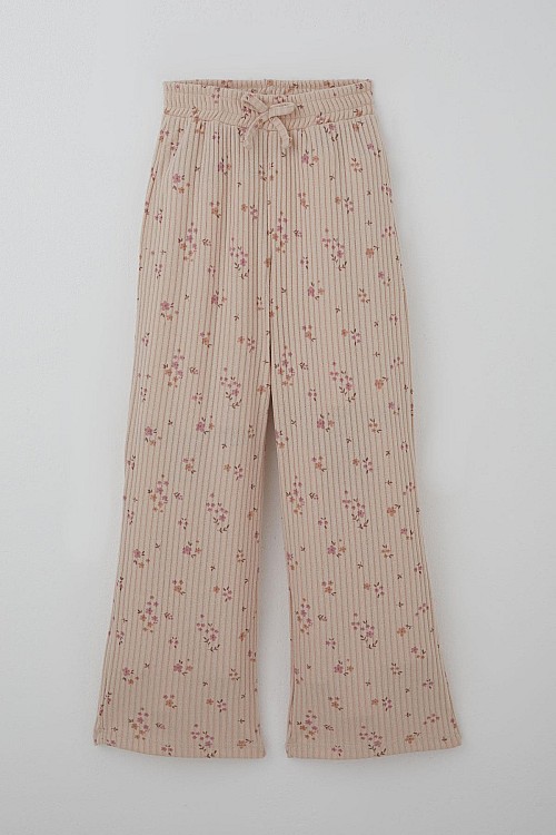 Kız Çocuk Pantolonlu Takım Çiçek Desenli Pembe Arma Aksesuar Detaylı Pudra (4-8 Yaş)