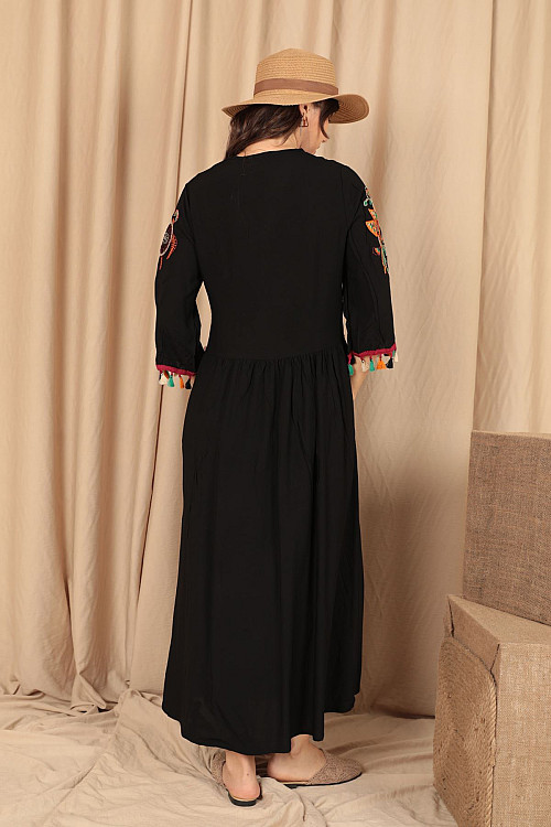 Viskon Kumaş Nakışlı Püskül Detaylı Kadın Elbise-Siyah